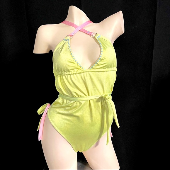 Bikini - Picture 1 of 3